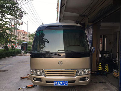 湖北武漢金旅考斯特房車改裝霸哥電控100段氮?dú)鉁p震器邊開邊調(diào)