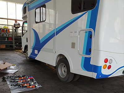 五十鈴700P房車改裝霸哥氮?dú)鉁p震器100段可調(diào)軟硬案例